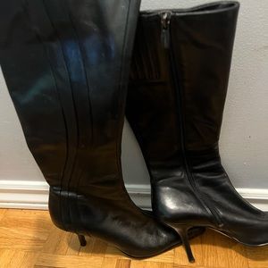Women’s heeled boots, size 8